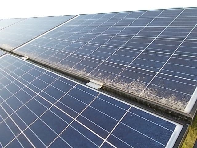 Solarflächenreinigung vorher-3 Eine Solarfläche vor einer Reinigung