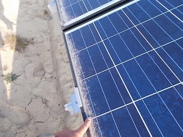 Eine Solarfläche vor einer Reinigung