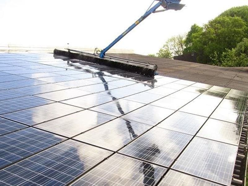 Wir reinigen Photovoltaikanlagen mit innovativer Technik und Know-how